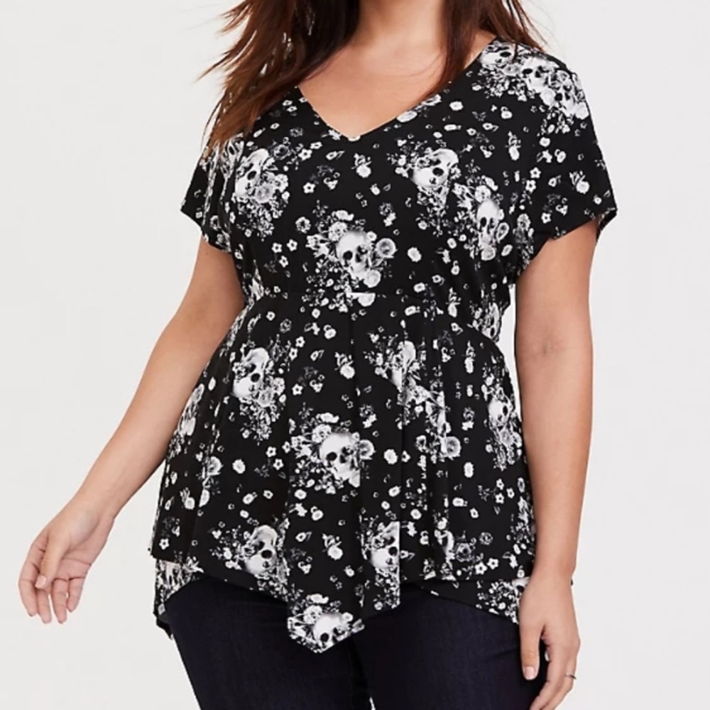 Torrid babydoll stretch challis hanky hem skull print top. Size 1!